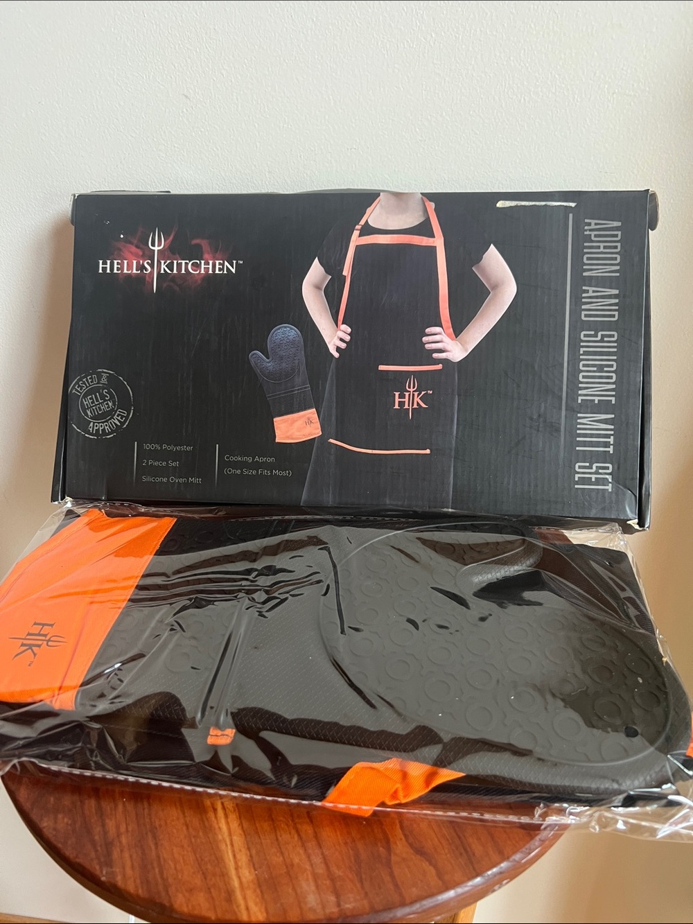 Hell’s kitchen BBQ Apron and Silicone Mitt Set chef set